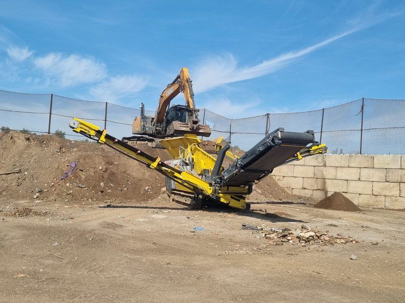 Mobile screener separating recovered fines and aggregates