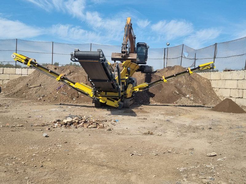 Mobile screening plant sizing material at the EK Recycling site