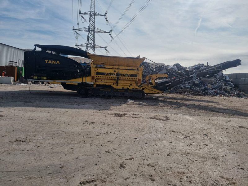 Shredder processing mixed waste into recyclable fractions